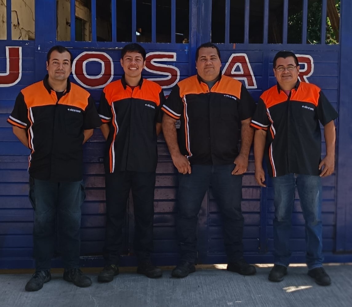Equipo de mecánicos de Josari frente al taller en Tuxtla Gutiérrez